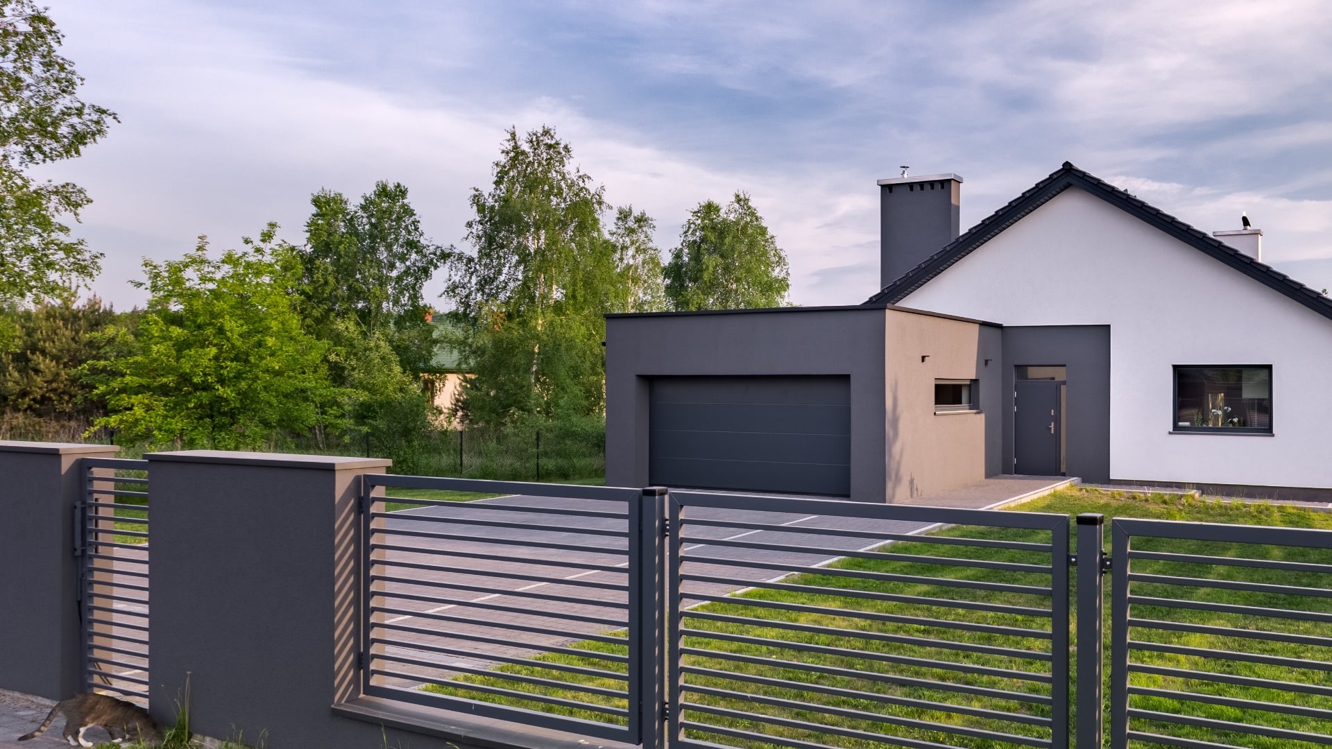 House with fence and garage